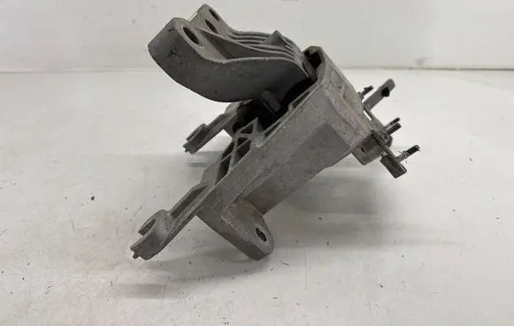 Dodge Hornet Engine mount bracket 00521295960 521295960 52129596