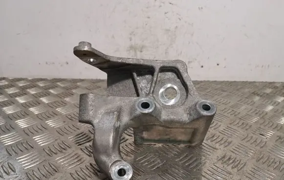 Volvo XC90 Engine mounting bracket 31430490