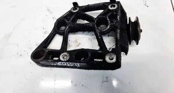 Nissan X-Trail T30 Engine mounting bracket 