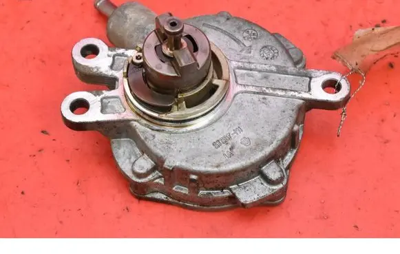 Toyota Auris 150 Vacuum pump ST567M1