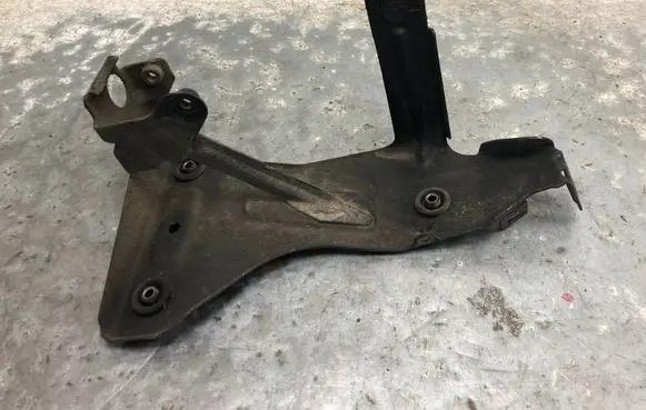 Mercedes-Benz ML W164 Power steering pump mounting bracket A0024216ABILI A0024216A