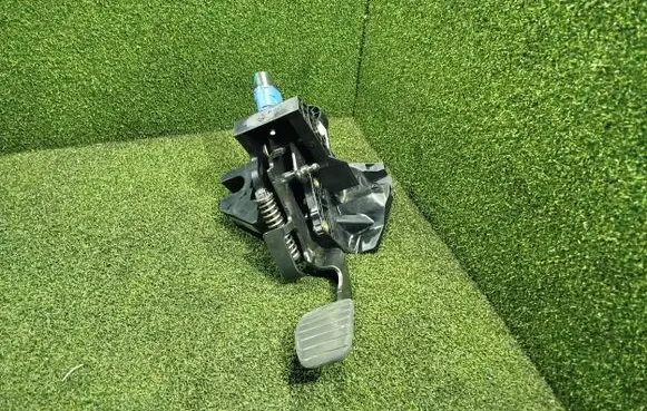 Nissan NV300 Clutch pedal 465033911R 93459472 81007095