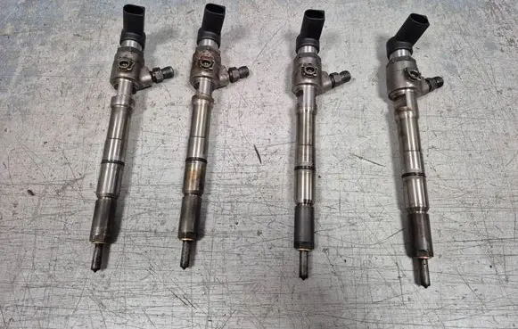 Volkswagen PASSAT B7 Fuel injector 166006212R