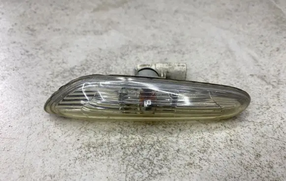 Front fender indicator light