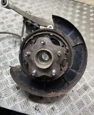 Infiniti M30 Rear wheel hub 