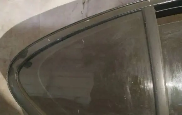 BMW 5 GT F07 Rear vent window glass as2