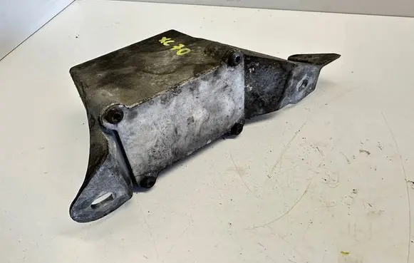 Volvo XC70 Engine mount bracket 30645159 30636732 P0133435