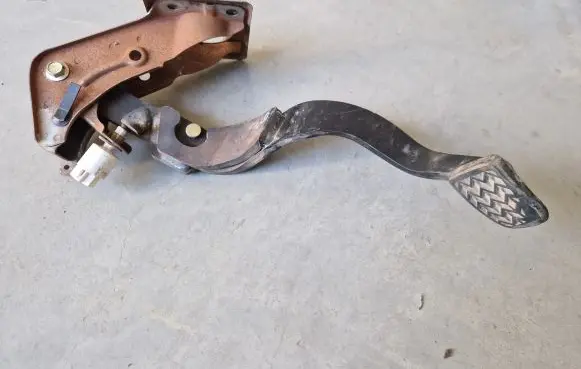 Toyota Hilux (AN10, AN20, AN30) Brake pedal