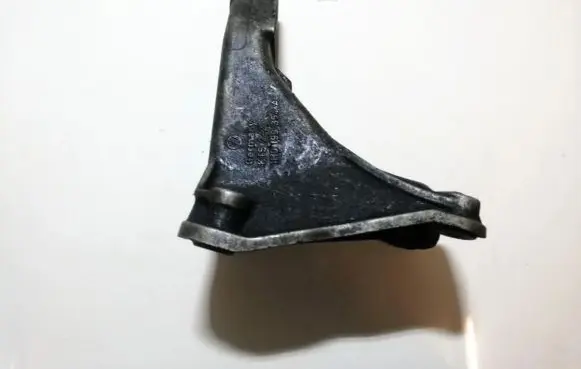 Volkswagen Golf III Engine mounting bracket 1h0199354a