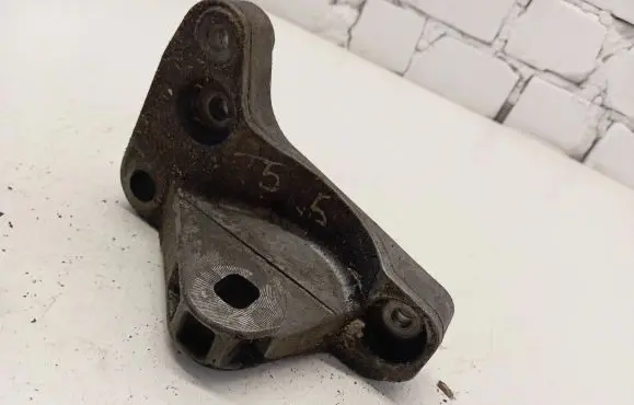 Volkswagen Transporter - Caravelle T5 Engine mounting bracket 7H0199207B