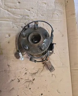 Toyota Corolla Verso AR10 Front wheel hub 