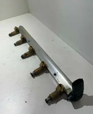 Volvo V50 Fuel main line pipe 8636884