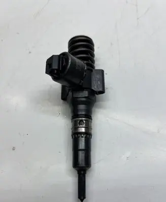 Volkswagen PASSAT B6 Fuel injector 03G130073G