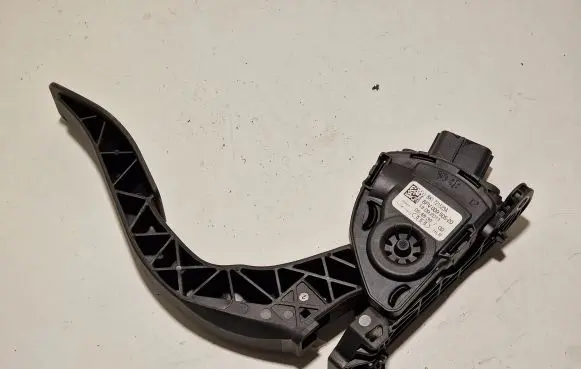 Accelerator throttle pedal