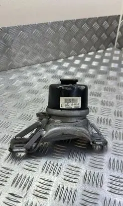 Engine mount bracket