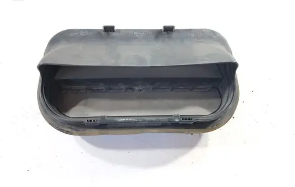 Quarter panel pressure vent