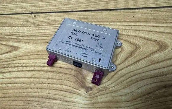 Audi Q7 4L Aerial antenna amplifier 8E0035456C 09104112 021498