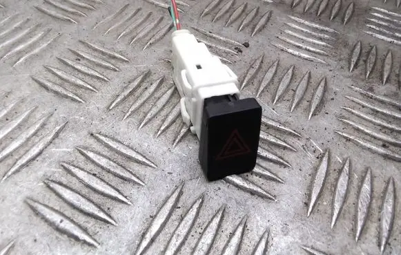 Nissan Qashqai+2 Hazard light switch