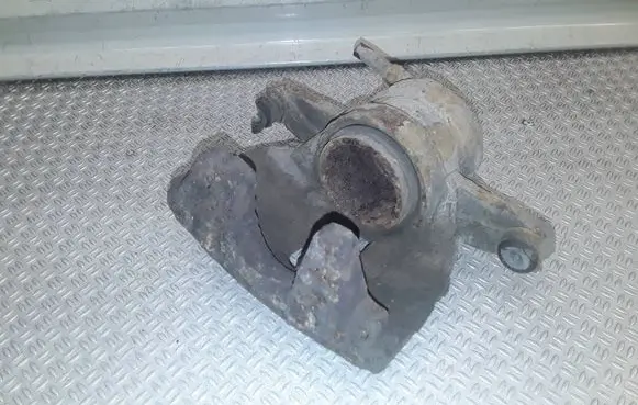 Toyota Avensis T250 Front brake caliper 