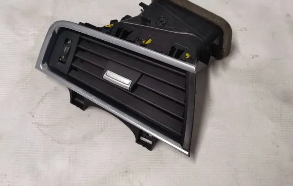 BMW 5 GT F07 Dash center air vent grill 14828110