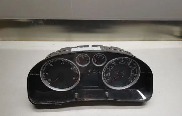 Volkswagen PASSAT B5.5 Speedometer (instrument cluster) 3B0920929A