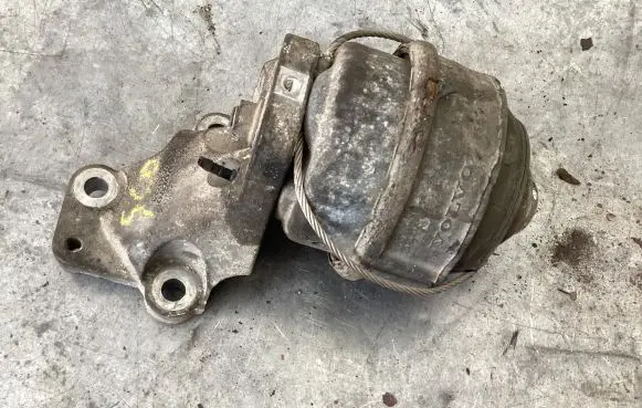 Volvo S60 Engine mount bracket 86341233 B02WA