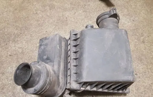 BMW 7 E32 Air filter box 1736675 1702158