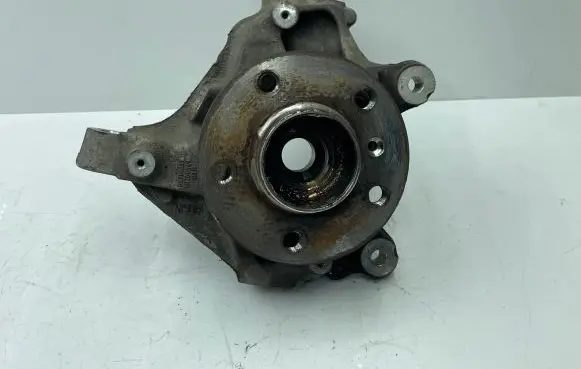 BMW 2 F45 Front wheel hub 6876646