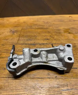 Peugeot 208 Engine mounting bracket 9683165580