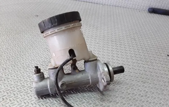 Master brake cylinder