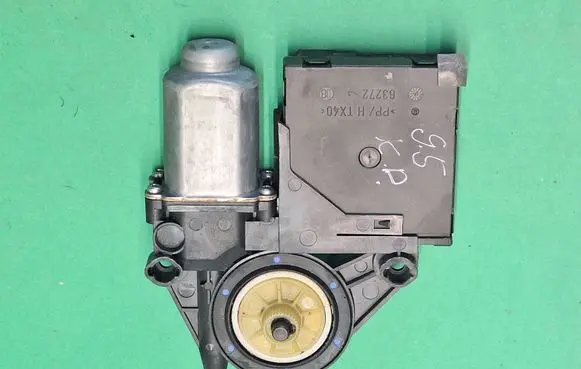 Volkswagen Golf V Front door window regulator motor 1K0959793J
