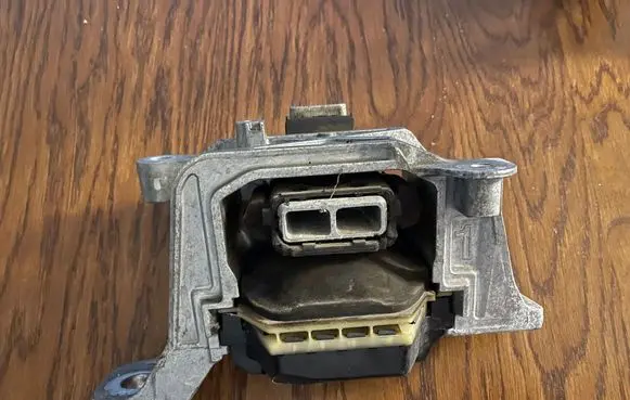 Ford Focus Engine mount bracket 326G20D