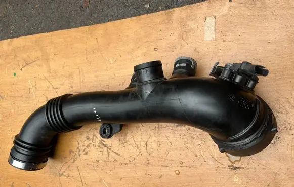 BMW 1 E82 E88 Air intake hose/pipe 7590305 13717590305 7036278