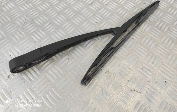 Rear wiper blade arm