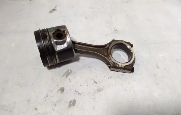 Toyota Avensis T250 Piston with connecting rod 7JA06842 7JA 06842