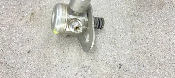 BMW M6 Fuel injection high pressure pump 8604232 13518604232