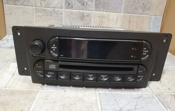 Chrysler Pacifica Radio/CD/DVD/GPS head unit P05082764AF