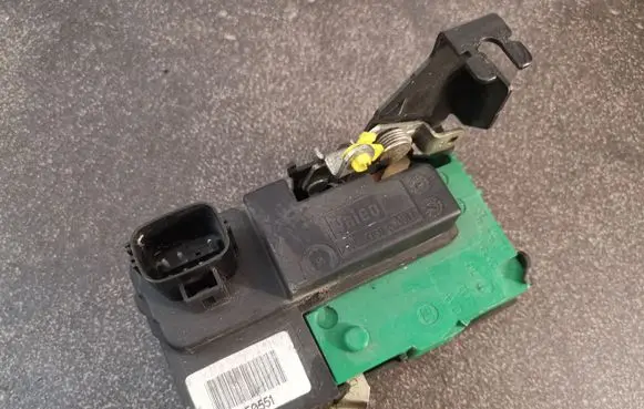 Volvo XC70 Front door lock 8650551
