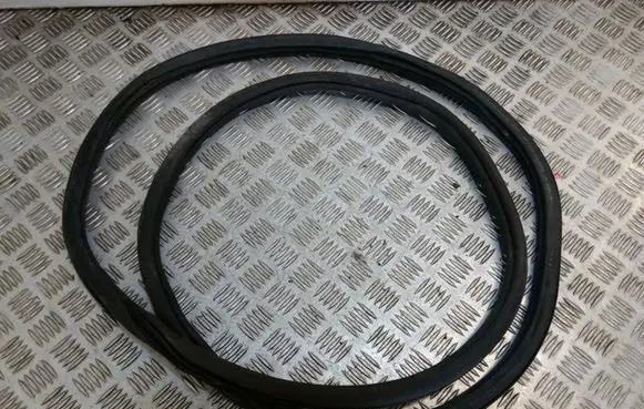 Volkswagen Golf VII Rear door rubber seal (on body) 5G6867913
