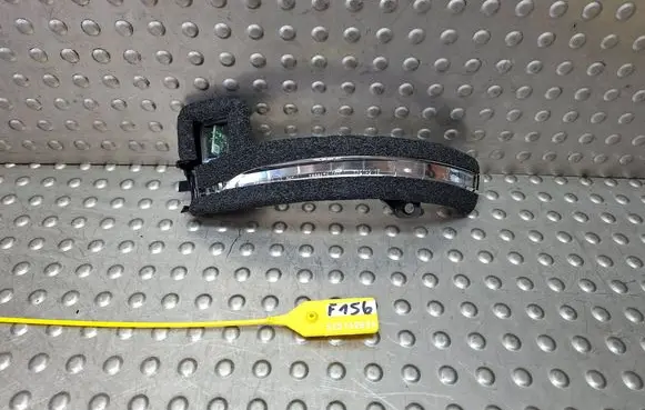 Chrysler Pacifica Mirror indicator light 68318297AA