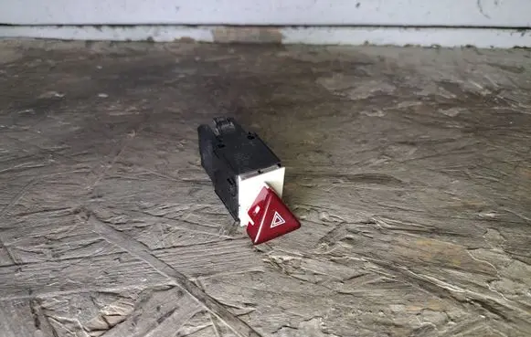 Volkswagen PASSAT B6 Hazard light switch 3C8953509