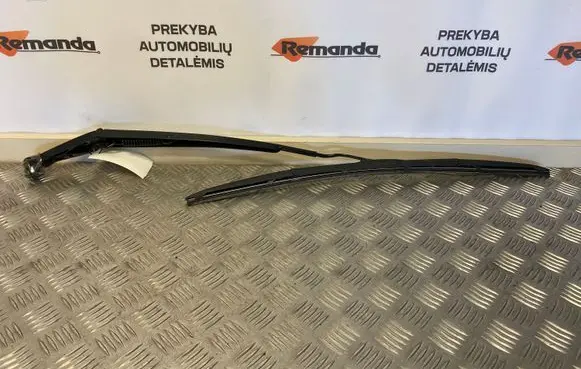 Toyota RAV 4 (XA40) Front wiper blade arm