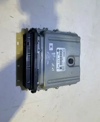 BMW 5 F10 F11 Engine control unit/module 0281017679 030222147 8513242