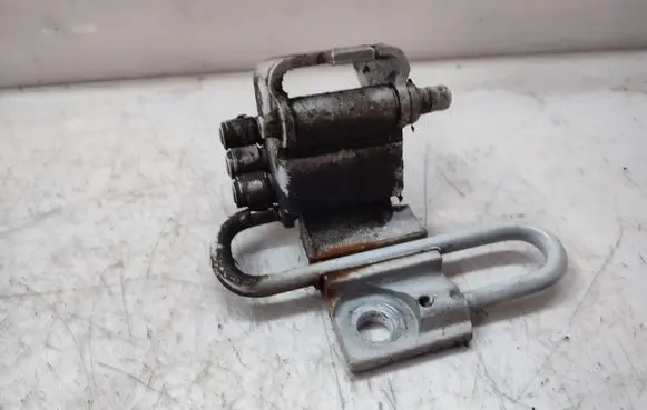 Audi Q7 4L Front door lower hinge 8E0831412E