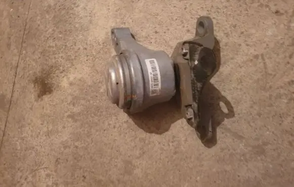 Ford Fusion II Engine mount bracket DS736F012AA