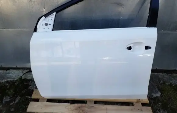 Toyota Auris E180 Front door
