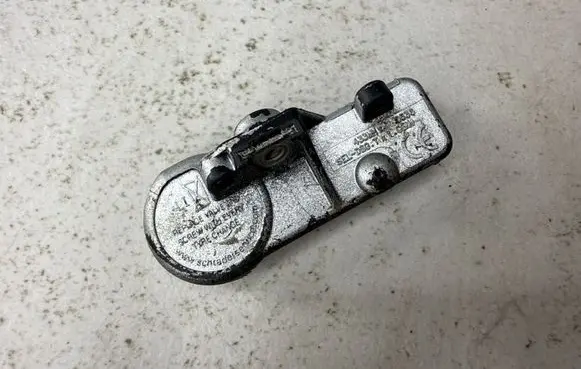 Peugeot 5008 Tire pressure sensor 9673860880