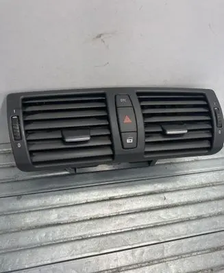 BMW 1 E82 E88 Dash center air vent grill 7059189