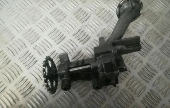Renault Scenic I Oil pump 7700600252 7700600251