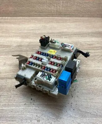 Nissan Almera Tino Fuse box set 243504U100 0516011